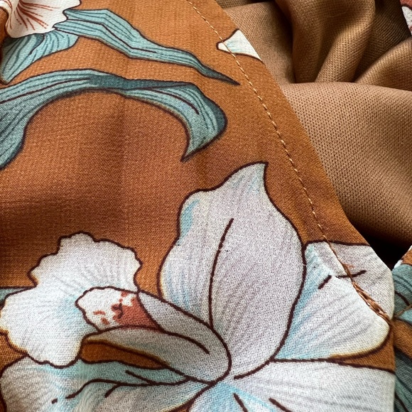 Entro Tan V-Neck Pleated Floral Dress Size Large - Picture 13 of 13